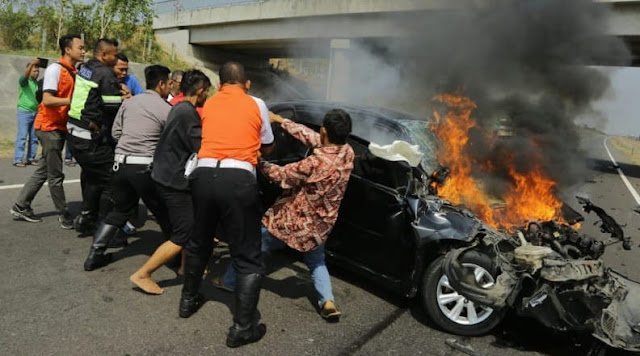 Detik-Detik Gubernur Anies Bantu Evakuasi Warga Jakarta yang Kecelakaan di Tol Detik-Detik Gubernur Anies Bantu Evakuasi Warga Jakarta yang Kecelakaan di Tol