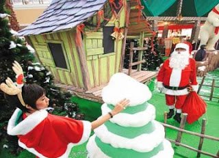 Kostum Sinterklas di sebuah Mall (foto ROL) Kostum Sinterklas di sebuah Mall (foto ROL)