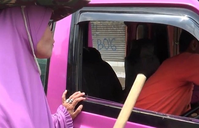 Seorang nenek bernama Mak Gober setiap hari Jumat berkeliling untuk mengingatkan masyarakat untuk Shalat Jumat.  Seorang nenek bernama Mak Gober setiap hari Jumat berkeliling untuk mengingatkan masyarakat untuk Shalat Jumat.