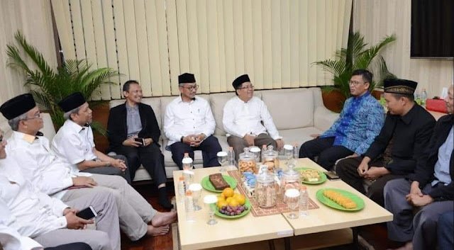PKS Besar Bersama Umat PKS Besar Bersama Umat