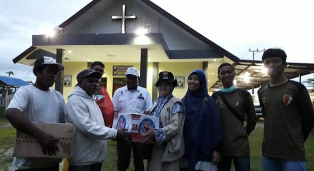 PKS Serahkan Bantuan Kepada Jemaat Gereja di Sentani Papua PKS Serahkan Bantuan Kepada Jemaat Gereja di Sentani Papua