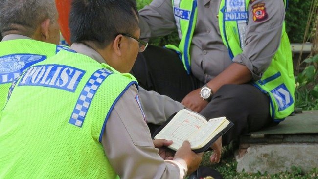 Polisi baca Al-Quran Polisi soleh