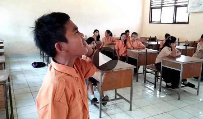 Sebuah video kumandang azan sangat merdu siswa SMP sempat menghebohkan dunia maya dalam minggu ini. Sebuah video kumandang azan sangat merdu siswa SMP sempat menghebohkan dunia maya dalam minggu ini.