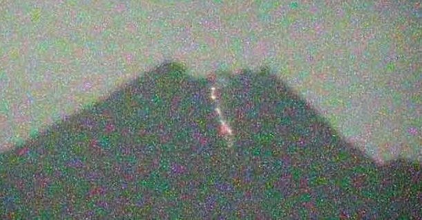 Gunung Merapi Muntahkan Lava Pijar Gunung Merapi Muntahkan Lava Pijar