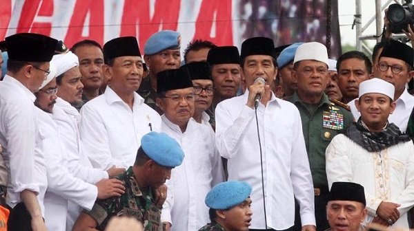 Peserta aksi bela islam III kecewa presiden jokowi tidak menyinggung kasus penistaan agama oleh ahok saat memberikan sambutan Peserta aksi bela islam III kecewa presiden jokowi tidak menyinggung kasus penistaan agama oleh ahok saat memberikan sambutan