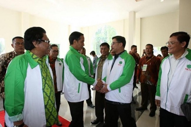Presiden Jokowi sebut mengejek dengan kata "ndeso" sama dengan melecehkan rakyat kecil. Presiden Jokowi sebut mengejek dengan kata "ndeso" sama dengan melecehkan rakyat kecil.