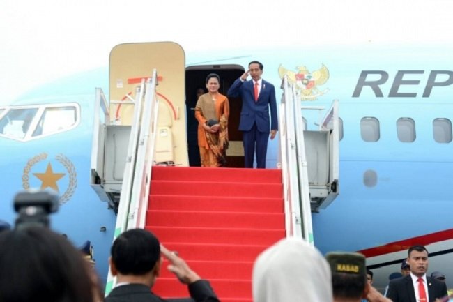 Presiden Jokowi dikritik warga karena menggunakan pesawat kenegaraan untuk mudik ke kampung halamannya di Solo.  Presiden Jokowi dikritik warga karena menggunakan pesawat kenegaraan untuk mudik ke kampung halamannya di Solo.