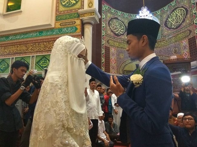 Video live akad nikah Muzammil Hasballah sang Imam bersuara emas asal Aceh. Video live akad nikah Muzammil Hasballah sang Imam bersuara emas asal Aceh.