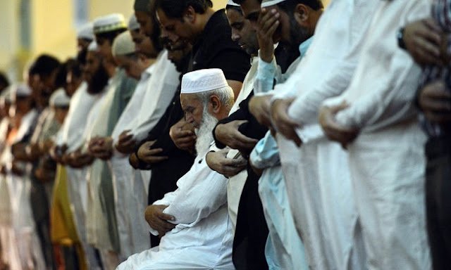 Militer Myanmar membantai ribuan muslim Rohingya saat mereka sedang mengerjakan Shalat Subuh. Militer Myanmar membantai ribuan muslim Rohingya saat mereka sedang mengerjakan Shalat Subuh.