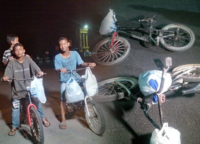 Rindu ibunda, tiga bocah nekat bersepeda sejauh ribuan kilometer dari Ogan Ilir ke Jakarta tanpa rem. Rindu ibunda, tiga bocah nekat bersepeda sejauh ribuan kilometer dari Ogan Ilir ke Jakarta tanpa rem.