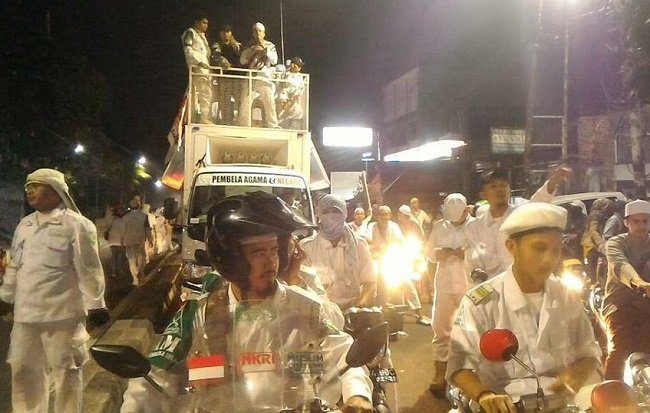Pemerintah Jokowi dianggap zalim karena menghimbau untuk tak lakukan aksi takbiran keliling di Jakarta. Pemerintah Jokowi dianggap zalim karena menghimbau untuk tak lakukan aksi takbiran keliling di Jakarta.