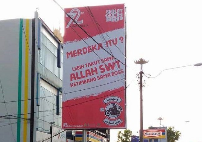 Merdeka itu adalah ketika kita lebih takut kepada Allah ketimbang sama bos di tempat kerja. Merdeka itu adalah ketika kita lebih takut kepada Allah ketimbang sama bos di tempat kerja.